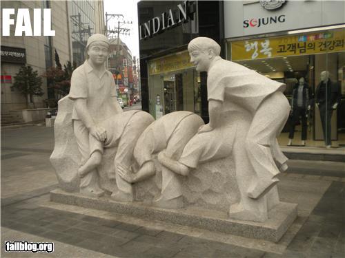 epic fail photos - Things That Are Doing It: Is that a Human Centipede statue?
