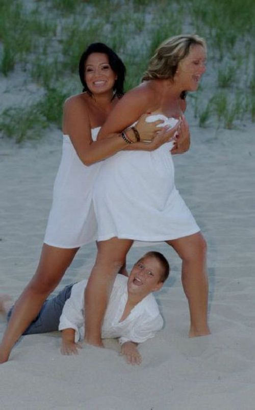 Awkward Family Beach Photos These Might Just Be The Most Awkward Family Vacation Snaps Ever