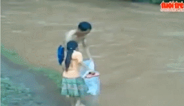 How viet children cross the river to go to school everyday…