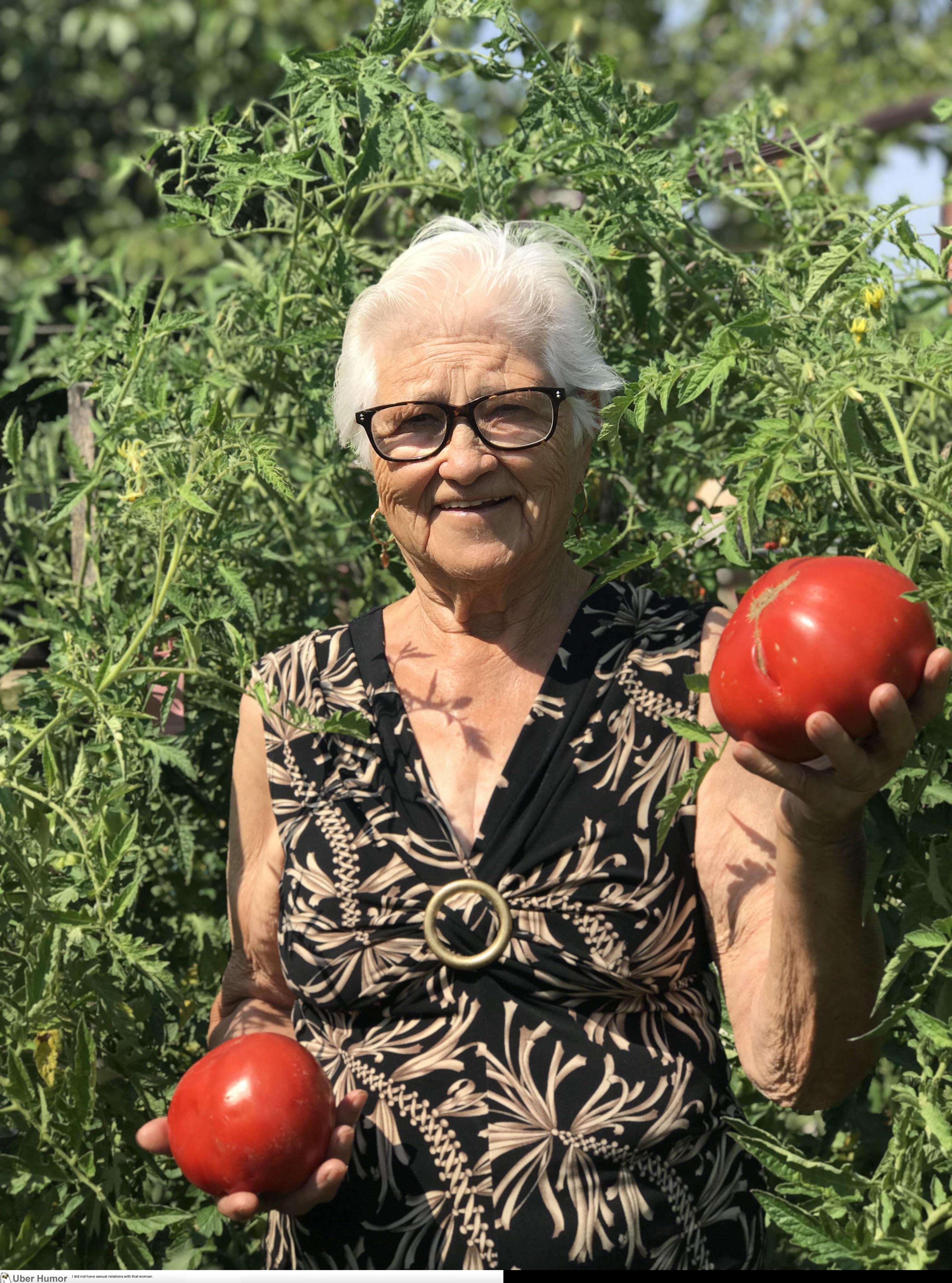 Бабка хочет большого. Бабушка с помидорами. Бабушка в огороде. Бабушка с урожаем.