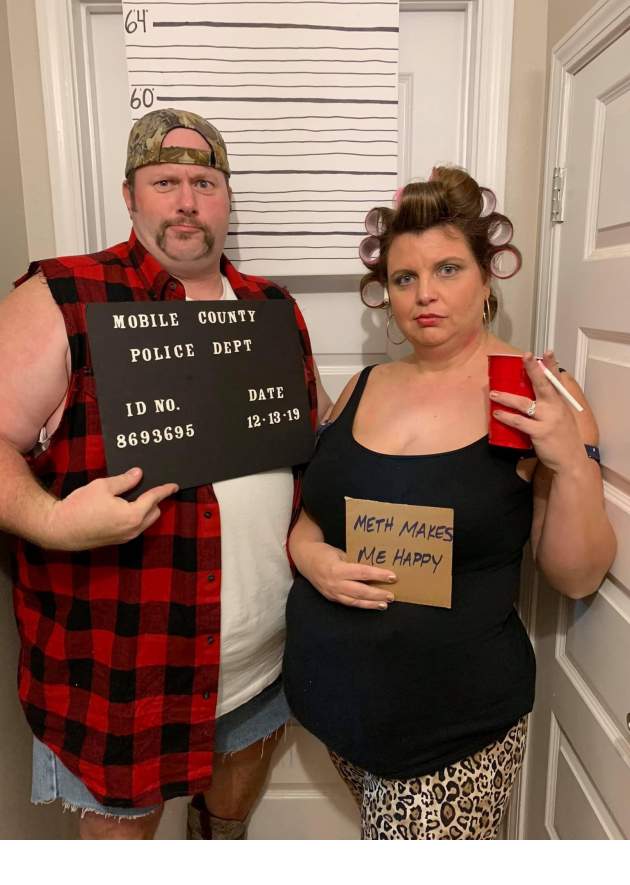 This family threw a party and the theme was 'white trash' (15 Pic...