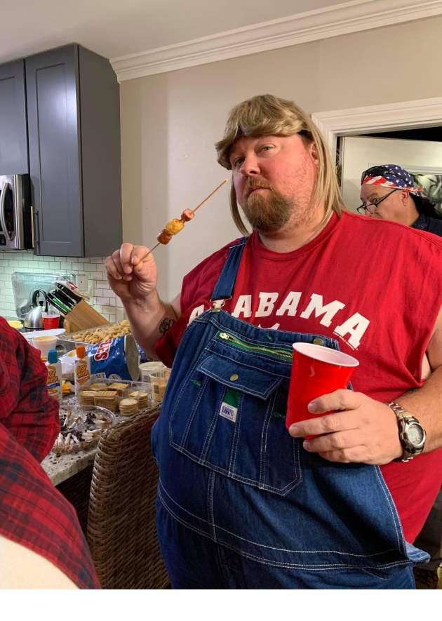 This family threw a party and the theme was ‘white trash’ (15 Pictures